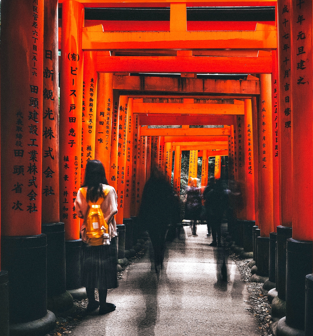 把背影纪实瞬间拼成一幅画