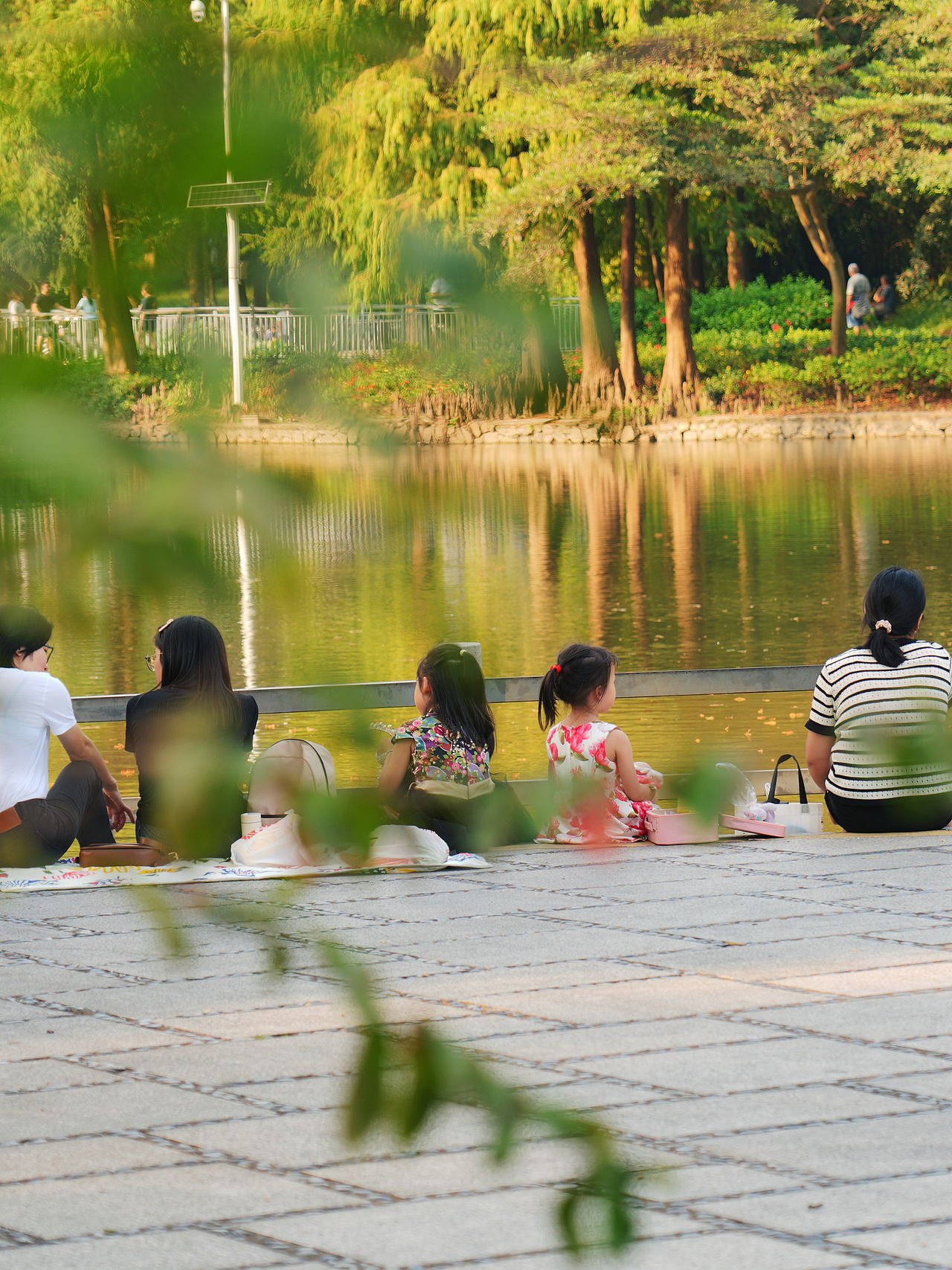 湖边温馨的画面（图ZMzc5MzU5MTAw） - 人文/纪实摄影 - 站酷设计师低配菠萝头原创素材 - 站酷ZCOOL