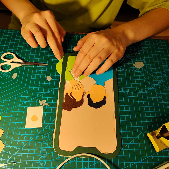 在拍摄中,短暂的一秒被切分成12帧,动画师在镜头前逐帧操控画面中的元素,每一次的移动可以以毫米计算。