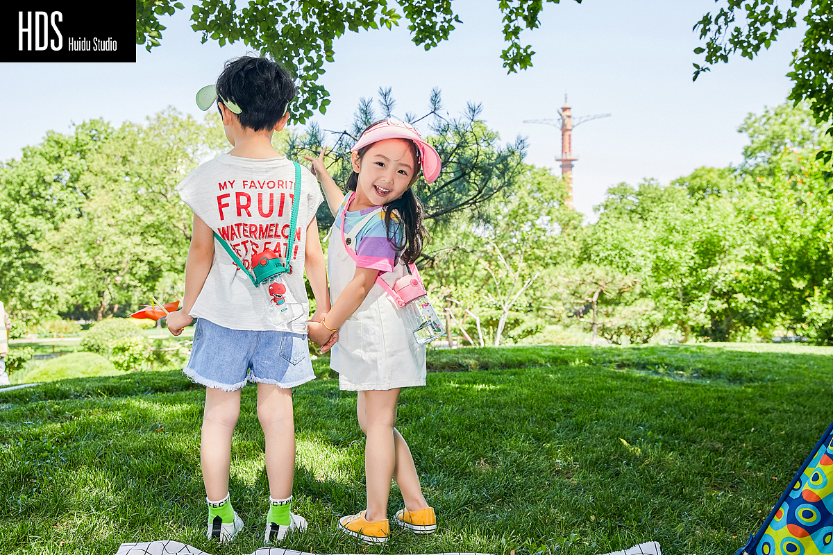 儿童水壶外景模特拍摄（图ZMTYxNDE4ODM2） - 人像摄影 - 站酷设计师HDS灰度电商原创素材 - 站酷ZCOOL