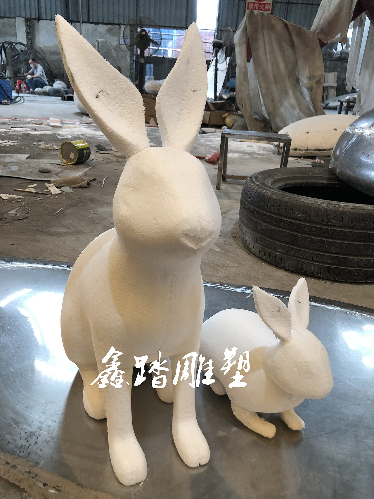 绿色草地不锈钢兔子雕塑 园林景观氛围金属工艺品