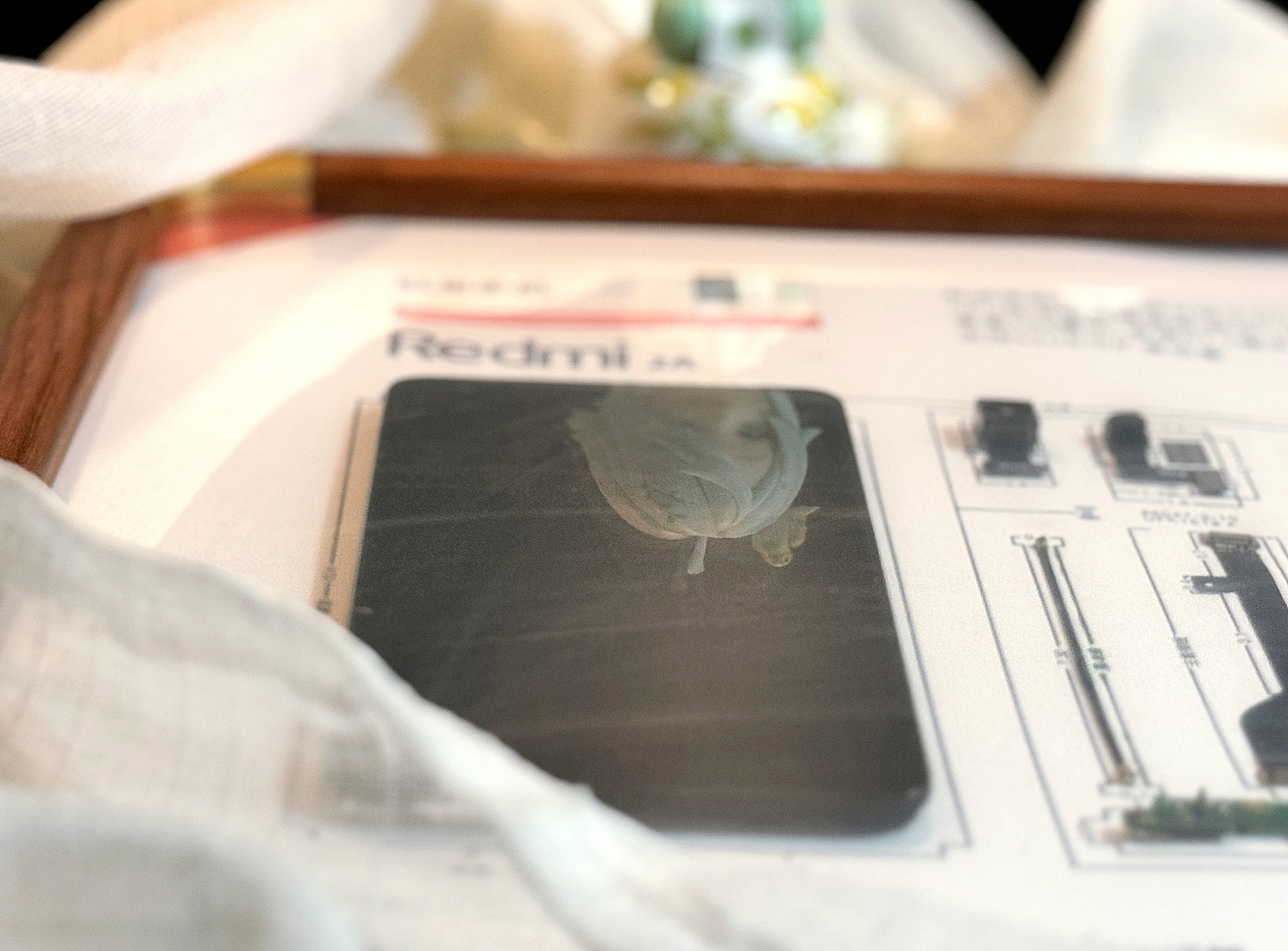 手机拆解后重新排列装裱的样子