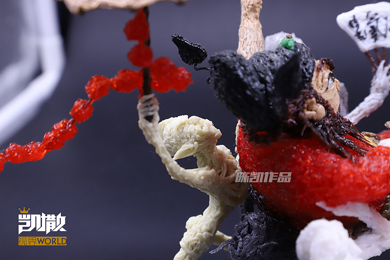 4、扁担鬼
<br>最惨的一只鬼,钟馗绝大部分重量都压在了他身上。蹲在下面,用双手双肩死撑着扁担,用吃奶的力气驮着老大,被压得舌头都吐出老长了。