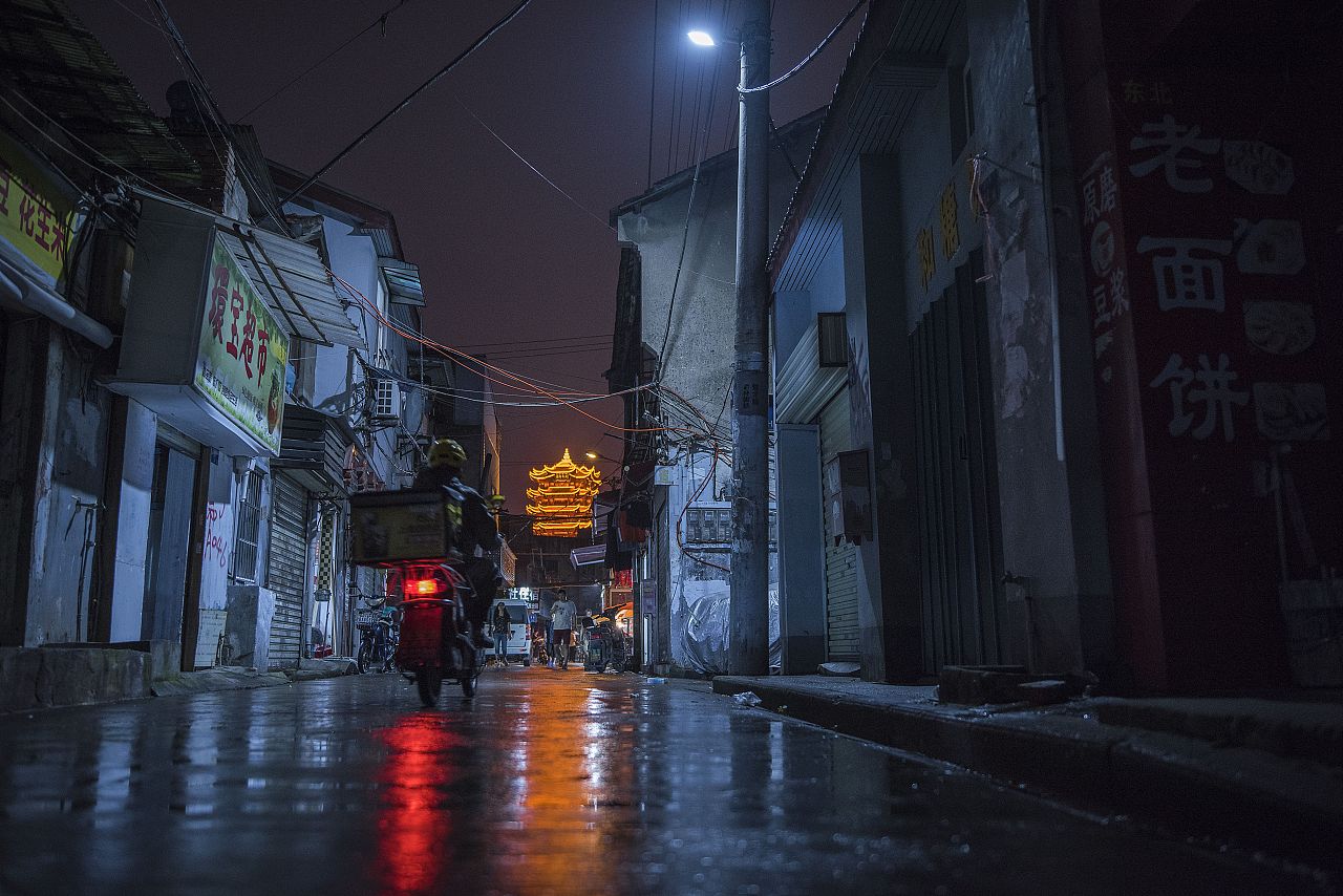 高清晰阴雨的夜间街道壁纸-欧莱凯设计网