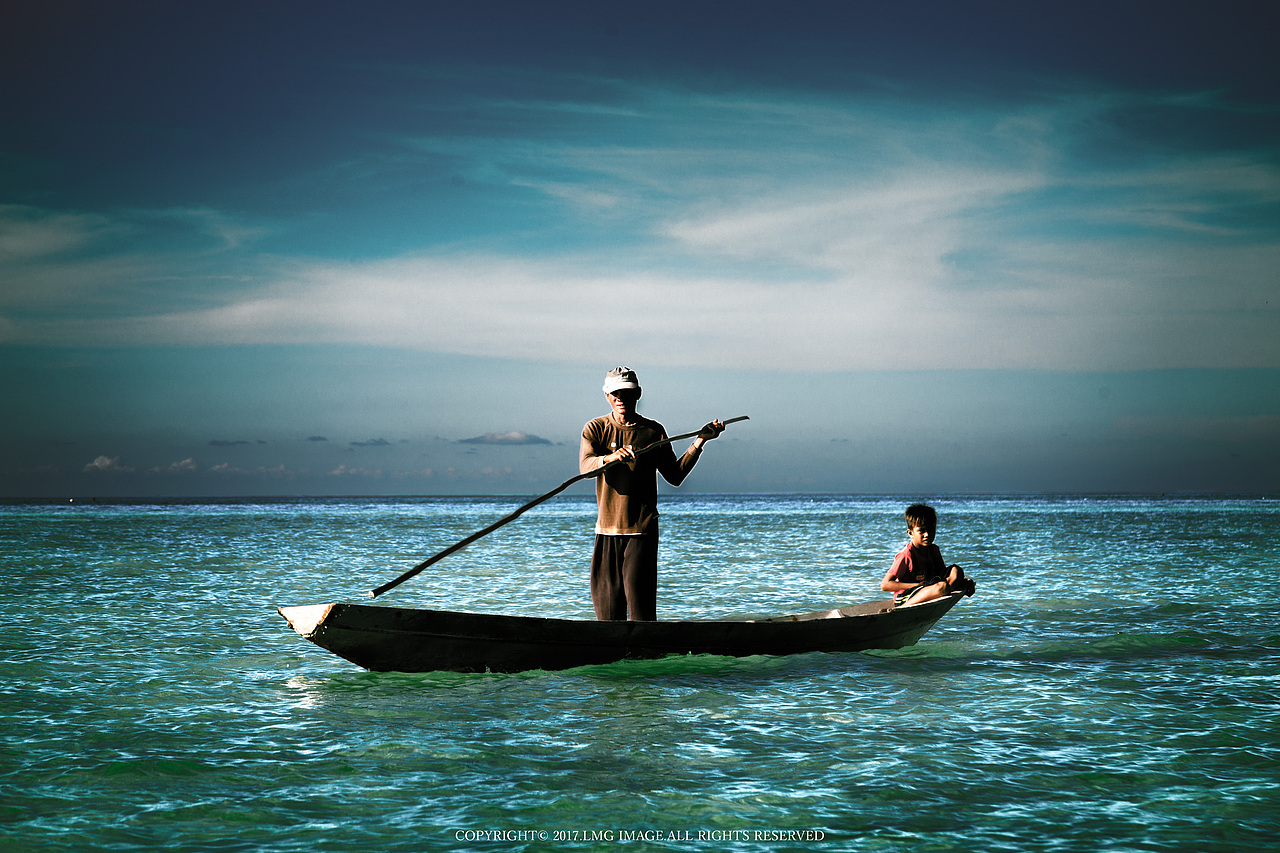 大海上划船的父子.