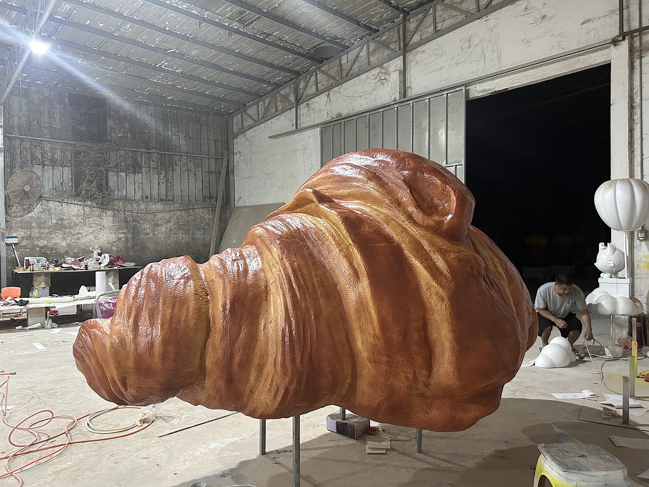 烘焙店巨型可颂牛角包模型雕塑门头可颂挂件