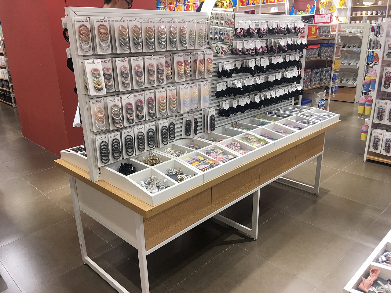 三步打造饰品店精品店名创店关键买对展示货架