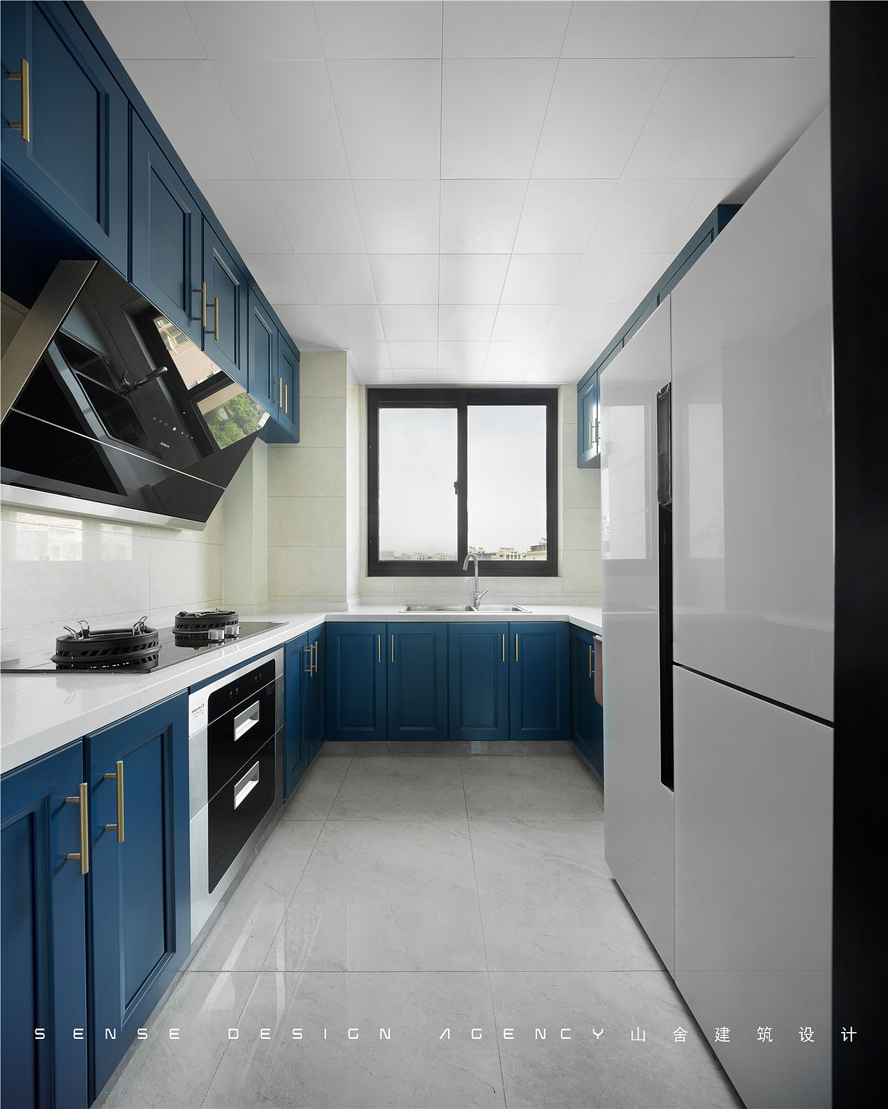 厨房的橱柜也选用了主色调深蓝色,经典耐看不易过时,加上金色的把手超