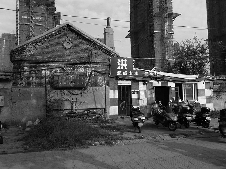 从1899到1907年,关内外铁路自北京永定门车站至沈阳皇姑屯车站,全长839.2公里,全线通车,改称京奉铁路。此时的终点站奉天城站地处皇姑屯位于奉天城外,离奉天城根还有3.9公里。