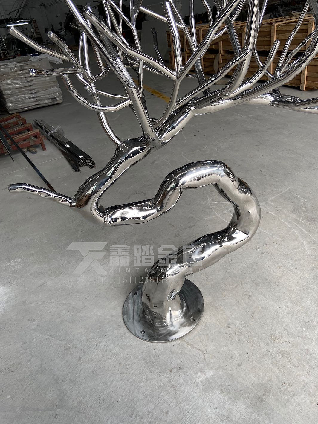 不锈钢树枝雕塑图、镜面与拉丝饰面在景观装饰各展千秋