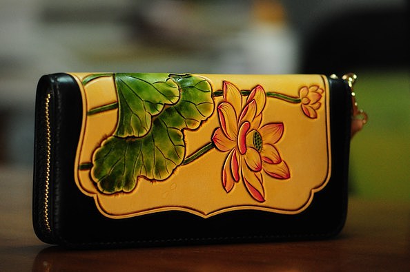 荷花皮雕钱包
