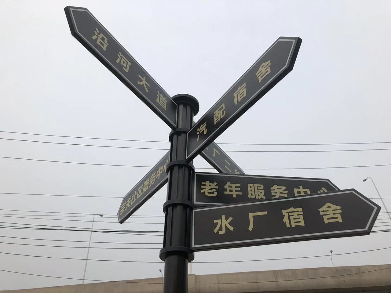 没当我找不到前进的方向！我会看天空看身边的指示牌！