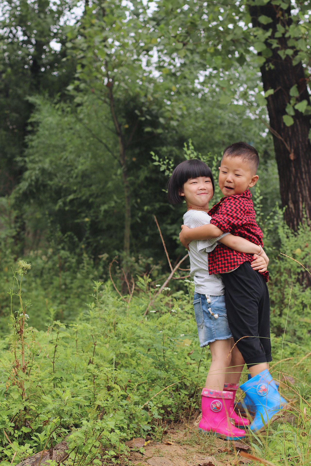 鱼塘童趣（图ZMTE4OTExOTE2） - 人像摄影 - 站酷设计师薄荷味的笑原创素材 - 站酷ZCOOL