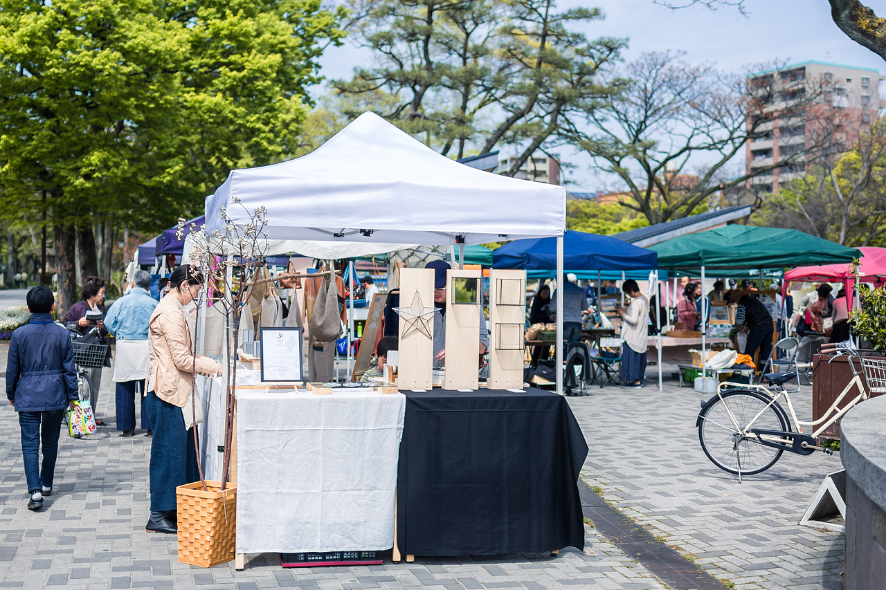 大阪市区,住吉大社前的集市,非常多的手工艺品和好吃的手工点心