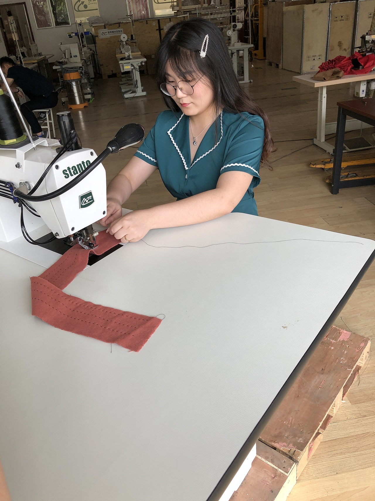 拱针机,珠边机,贡针机。仿手工珠点线迹机器。