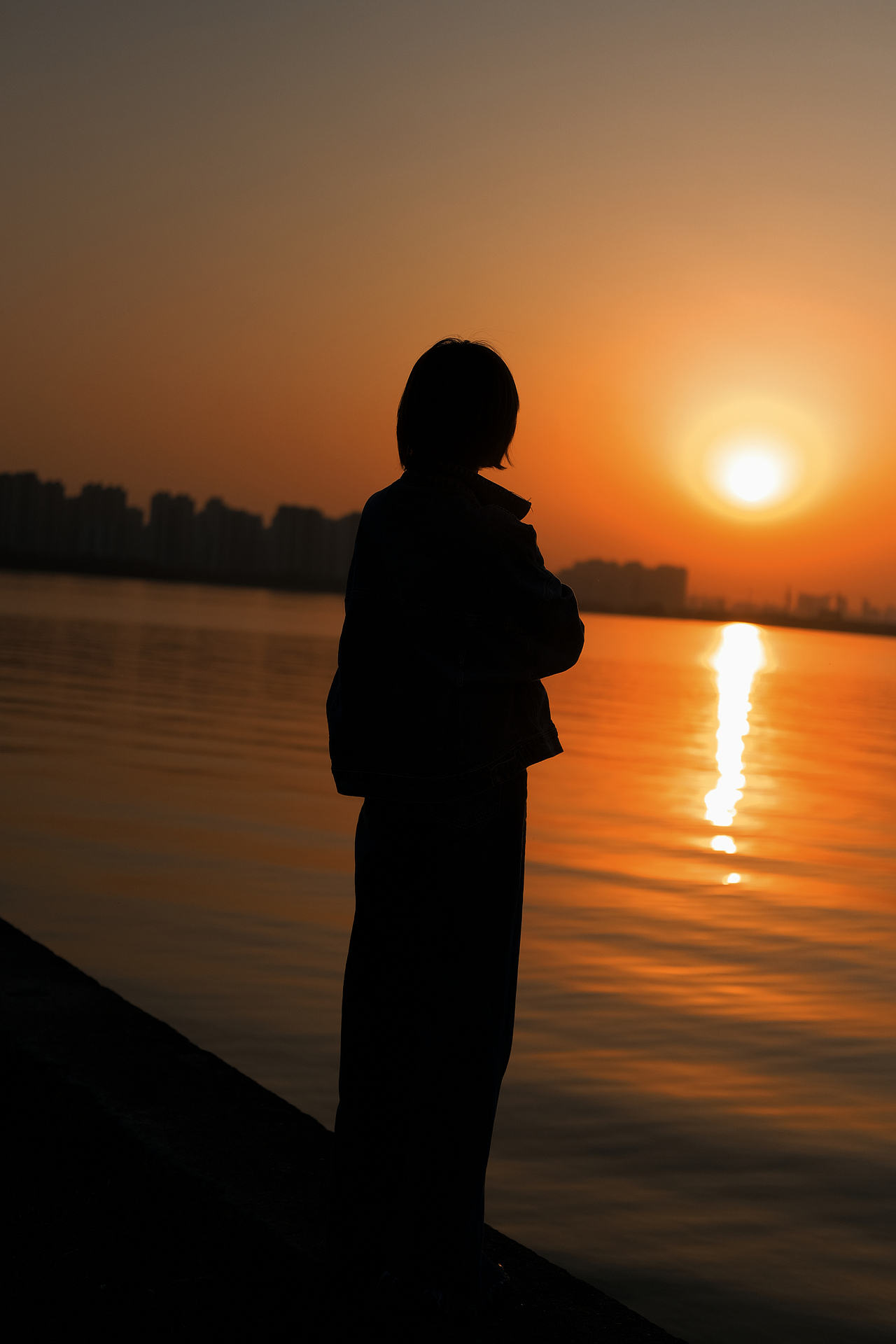 独来独往的魄力,冷漠残酷的妖—就是我