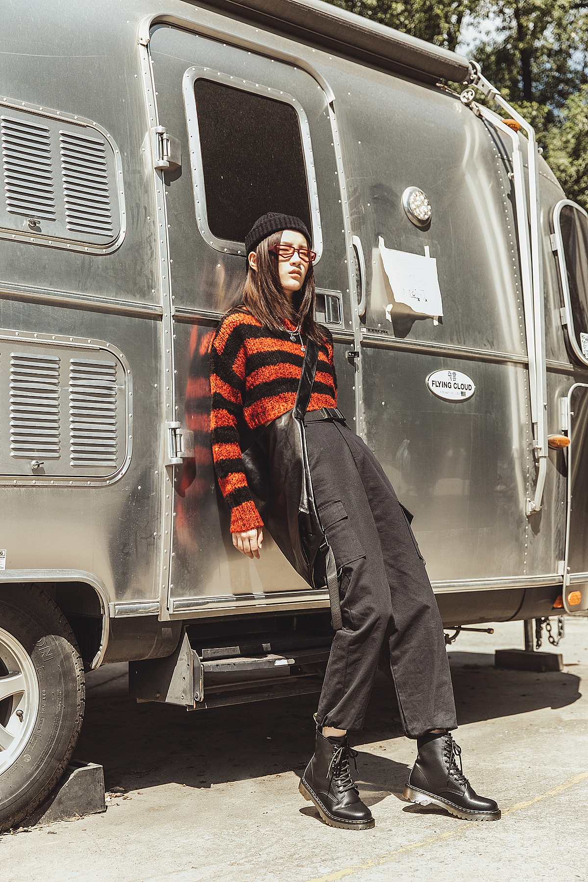 女鞋马丁靴室外模特图拍摄