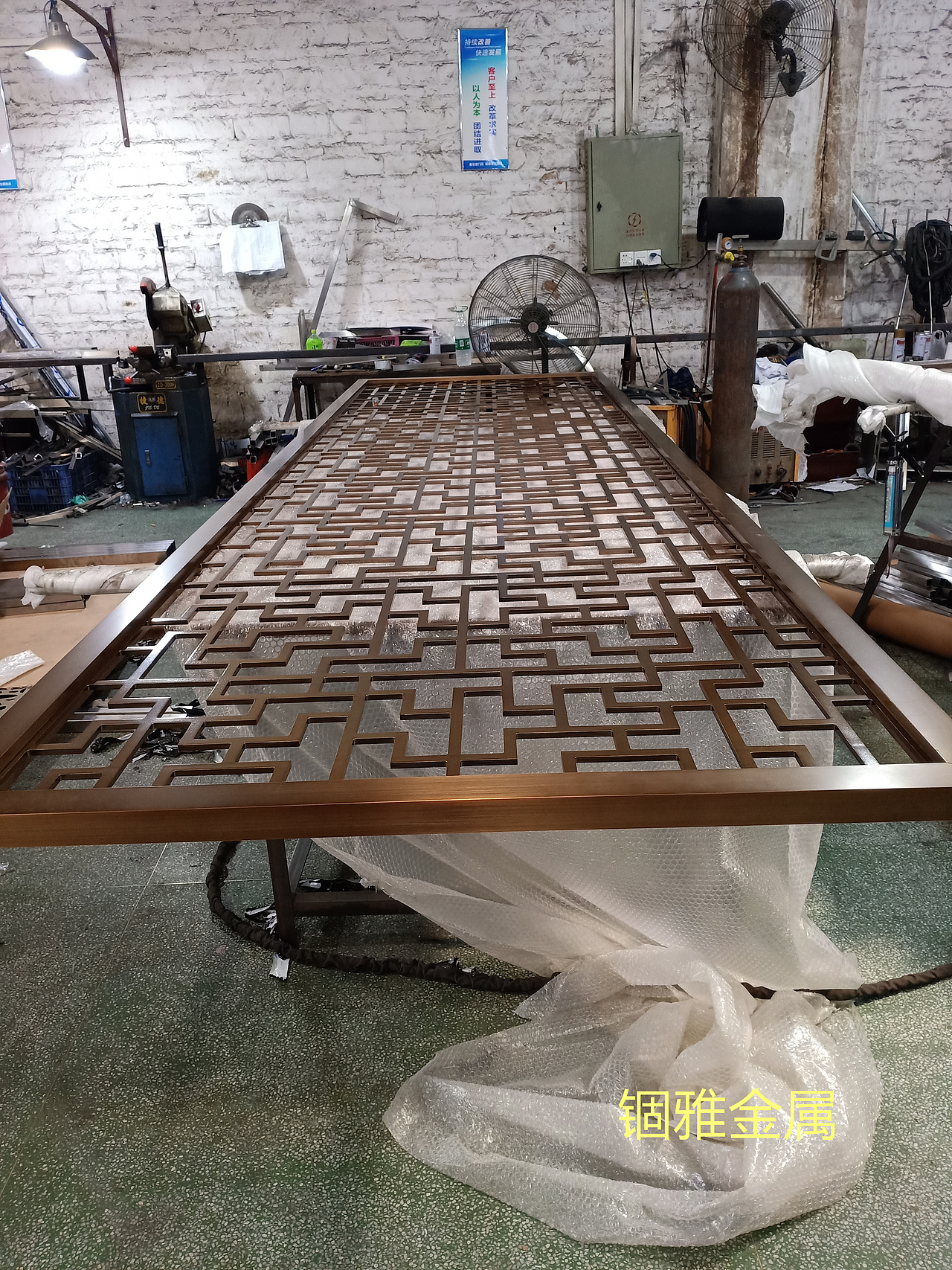 家庭装修仿古铜铝板镂空屏风花格装饰艺术效果极好（图ZMjU3MTUzMDYw） - 家装设计 - 站酷设计师锢雅18566019743原创素材 - 站酷ZCOOL