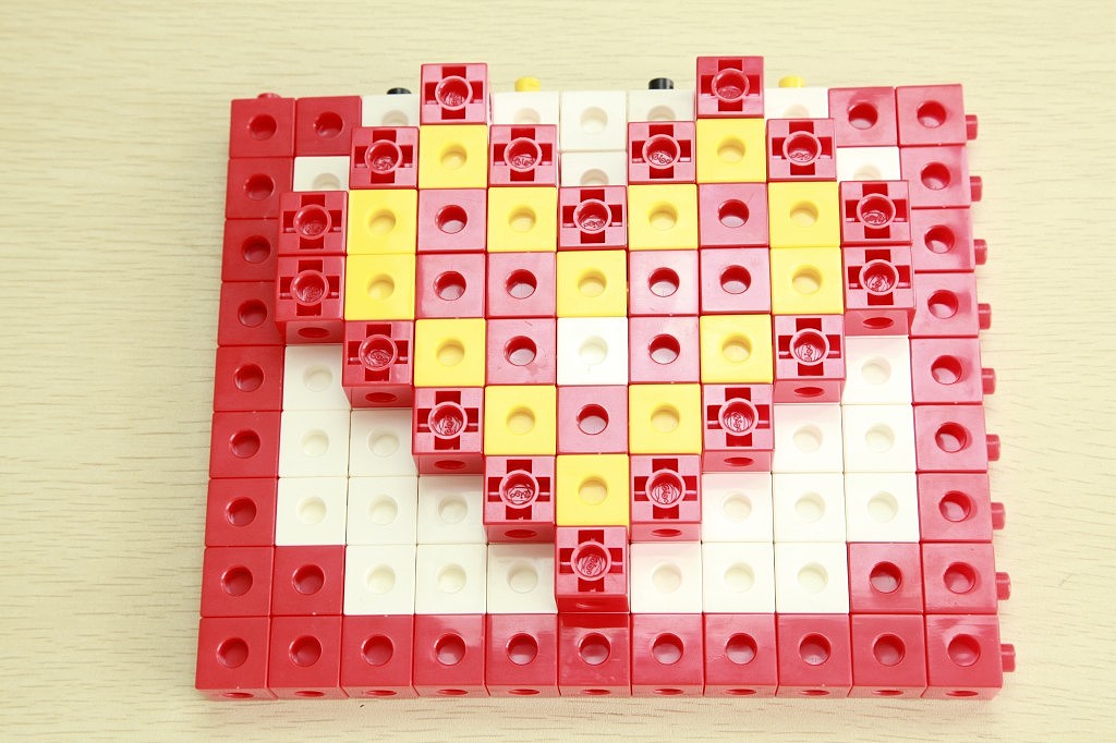 一款简单的玩具组装定格动画制作。