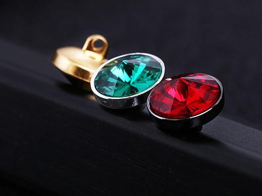 彩色水钻纽扣 镶钻 实拍 静物 产品图（个人主页-ZMzUyODczMTY=） - 产品摄影 - 站酷设计师YM_陈原创素材 - 站酷ZCOOL