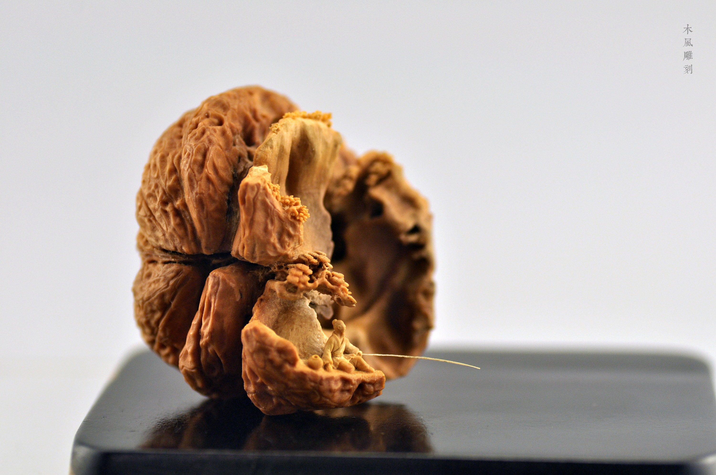 木风核桃雕刻作品:【醉山水·秋水独钓】