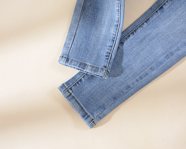 牛仔女裤实景自然光平铺实拍