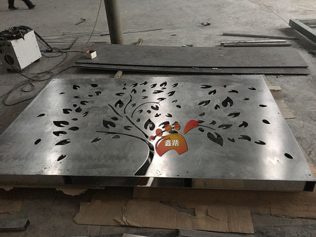 高档小区景观不锈钢发光背景墙镂空梅花图案景墙效果