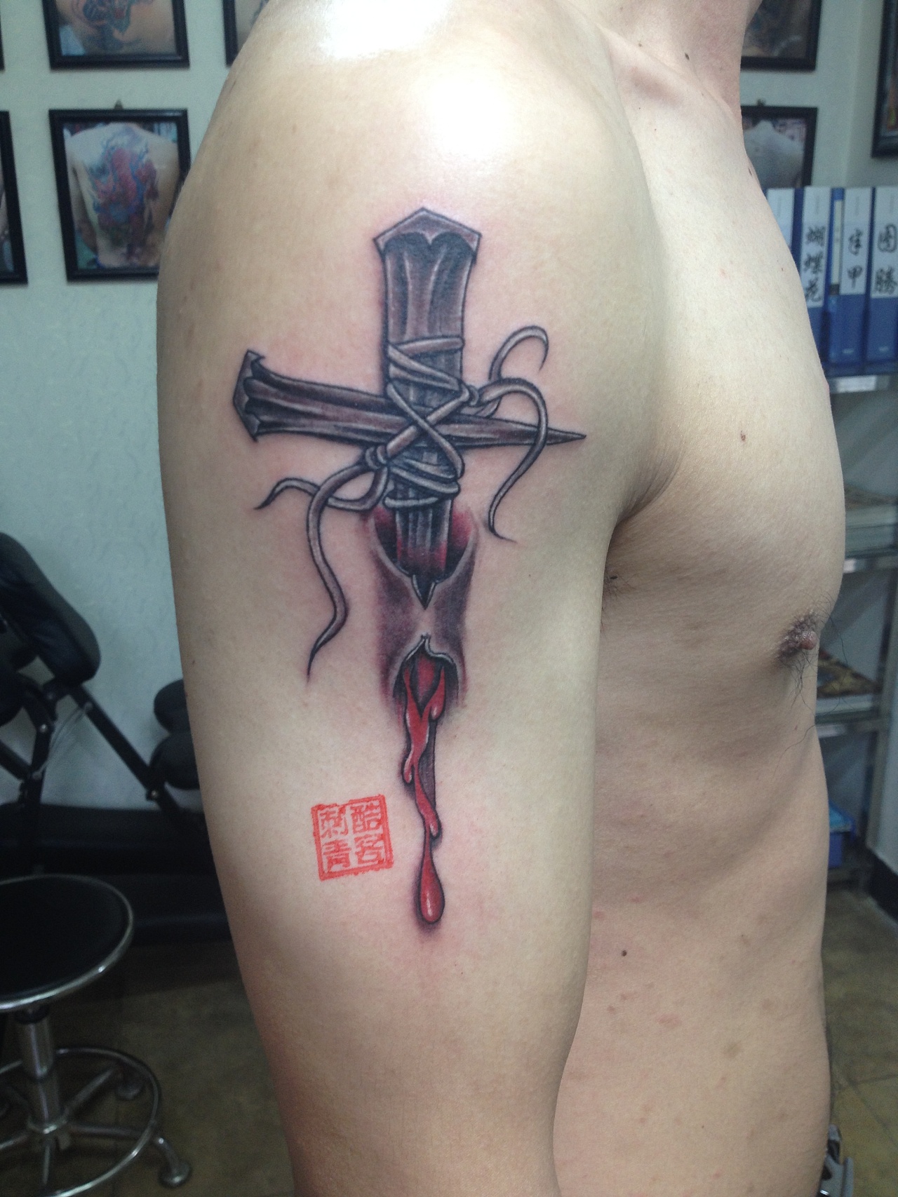 章先生小臂写实十字架纹身图案