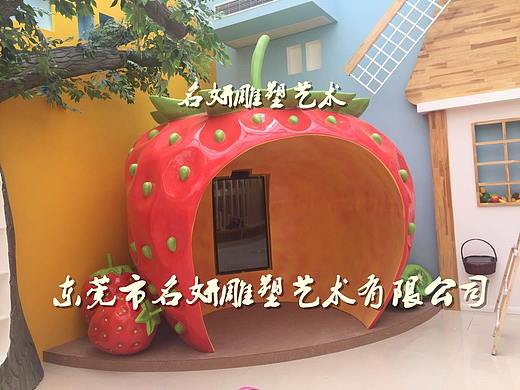 而创意玻璃钢草莓屋造型雕塑是静态，一动一静互相衬托