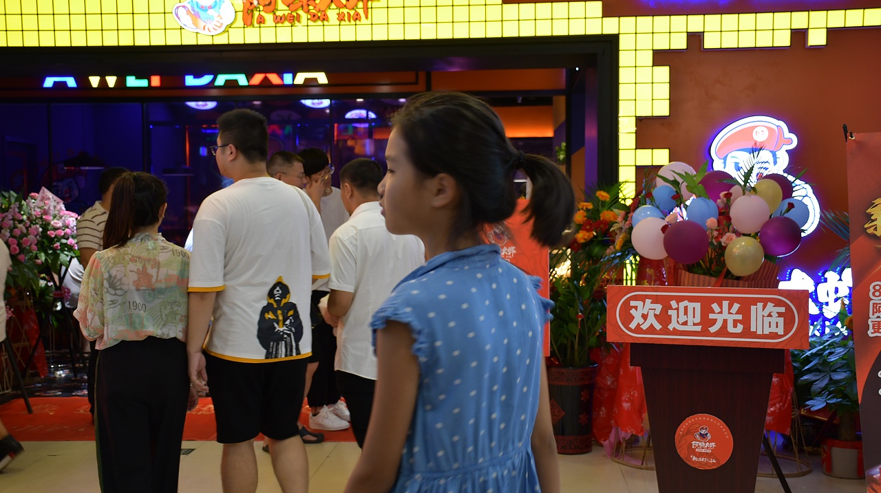 阿味大虾火锅连锁餐饮旗舰店实景拍摄 - 连锁加盟品牌（图ZMTcyNDkwMTI0） - 人像摄影 - 站酷设计师英皇视觉原创素材 - 站酷ZCOOL