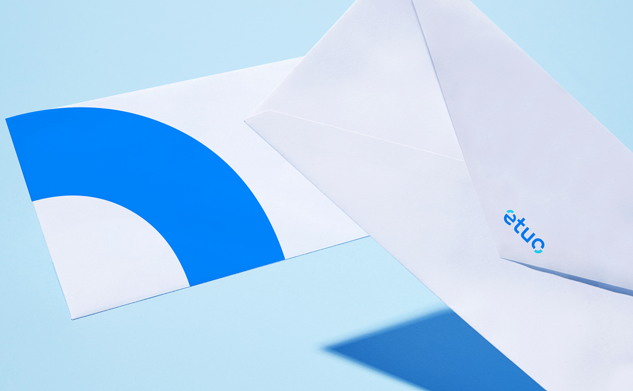 P.M.<br>咖啡&酒吧<br>-<br><br>