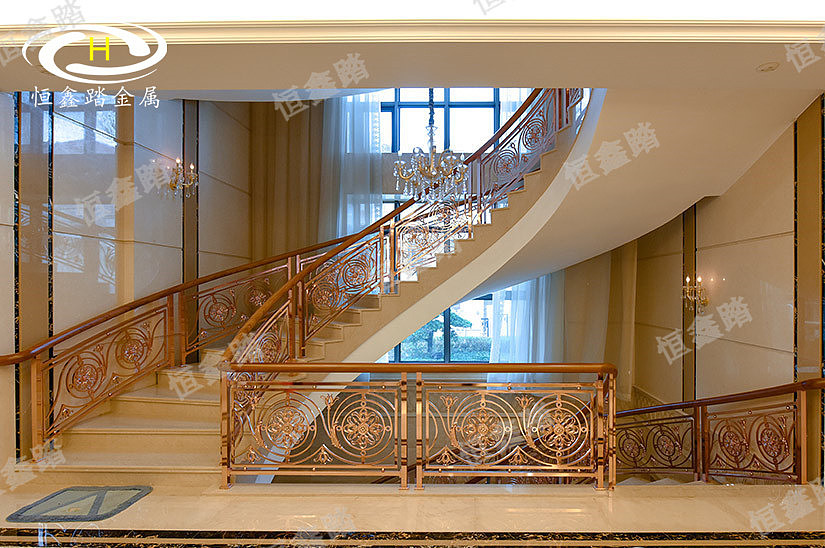 酒店金色铝艺弧形楼梯护栏