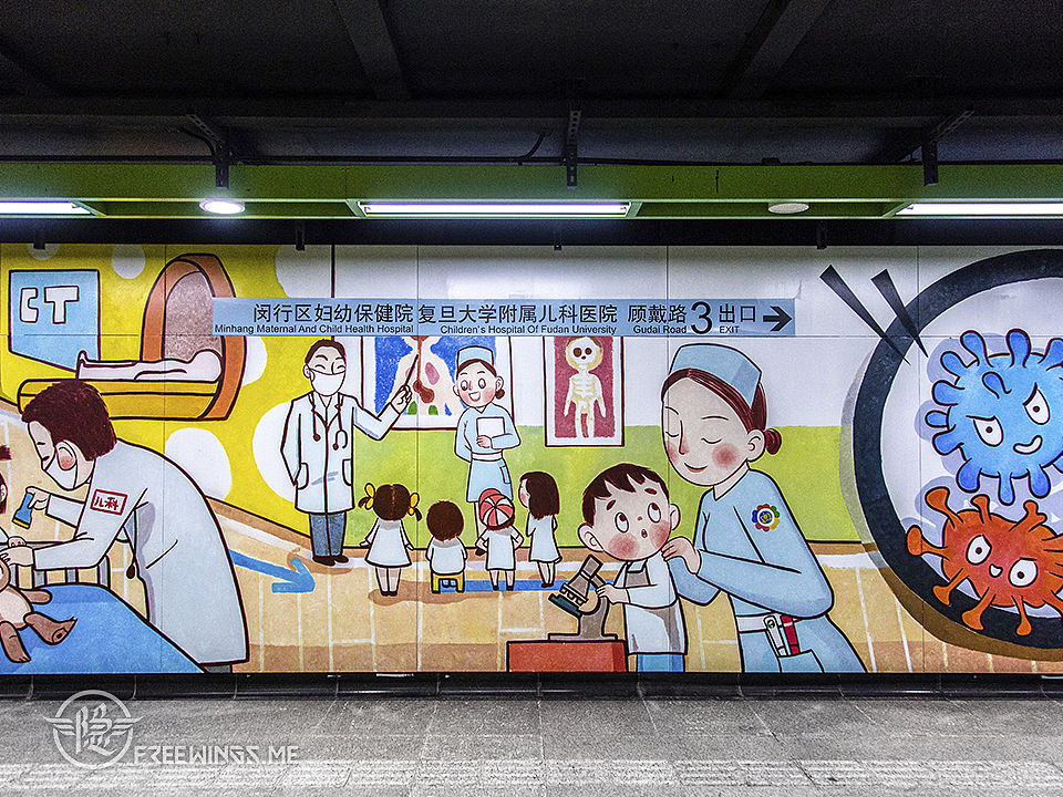 医生和护士姐姐带乐乐参观了医院，讲解了很多知识，还引导他去观察会引起生病的“病毒”