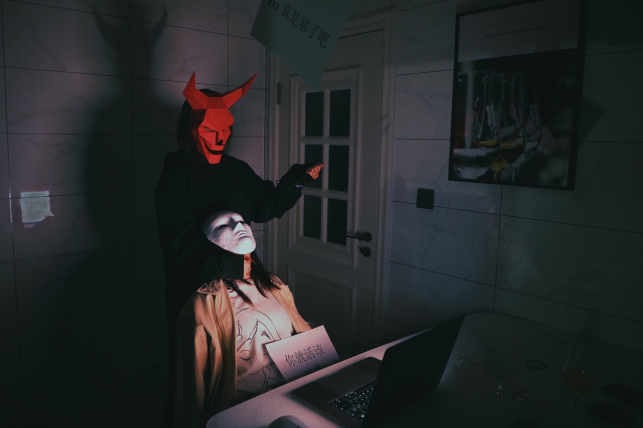 屏幕之后 | 网络暴力主题摄影