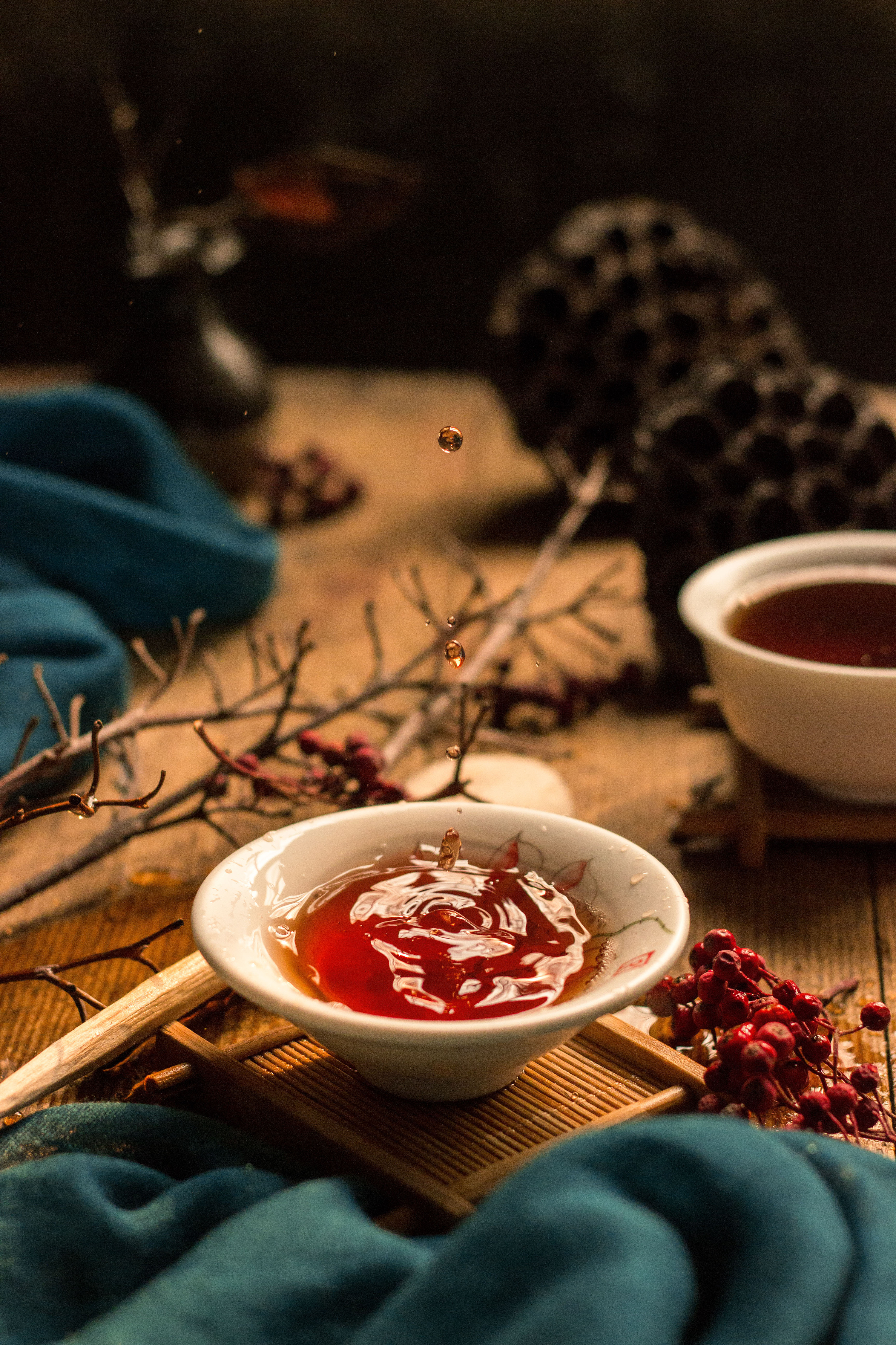 【俗人多泛酒,谁解助茶香.】