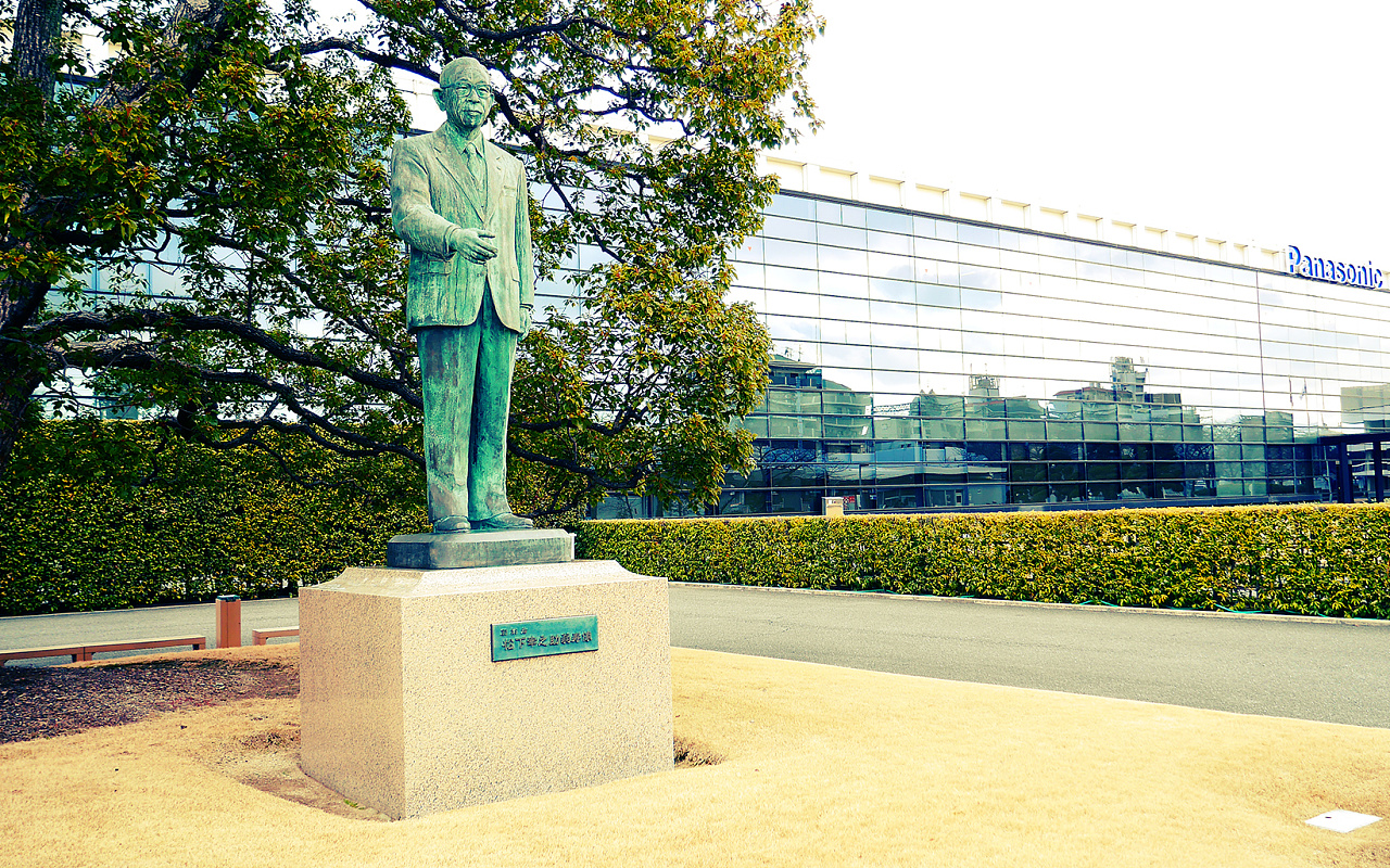 6 松下幸之助雕塑 大阪是松下的总部较之东京 松下的品牌可谓无处不在