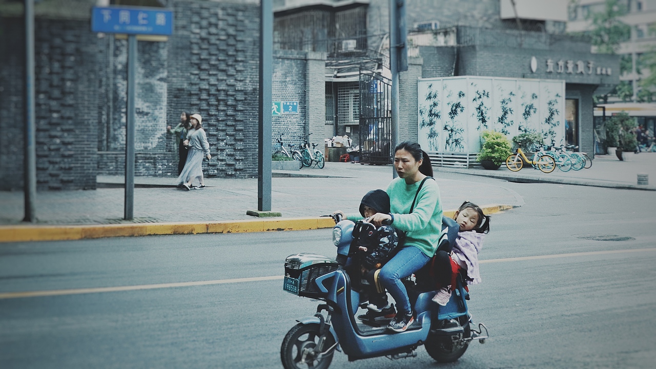 成都街头（图ZMjAxMjA0NTAw） - 人文/纪实摄影 - 站酷设计师NiBei0526原创素材 - 站酷ZCOOL