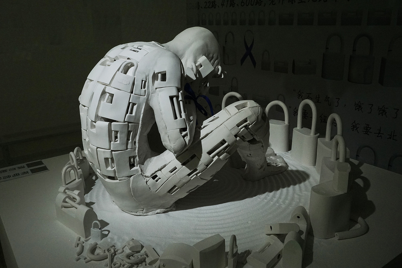 他们被禁锢了思想，禁锢了灵魂