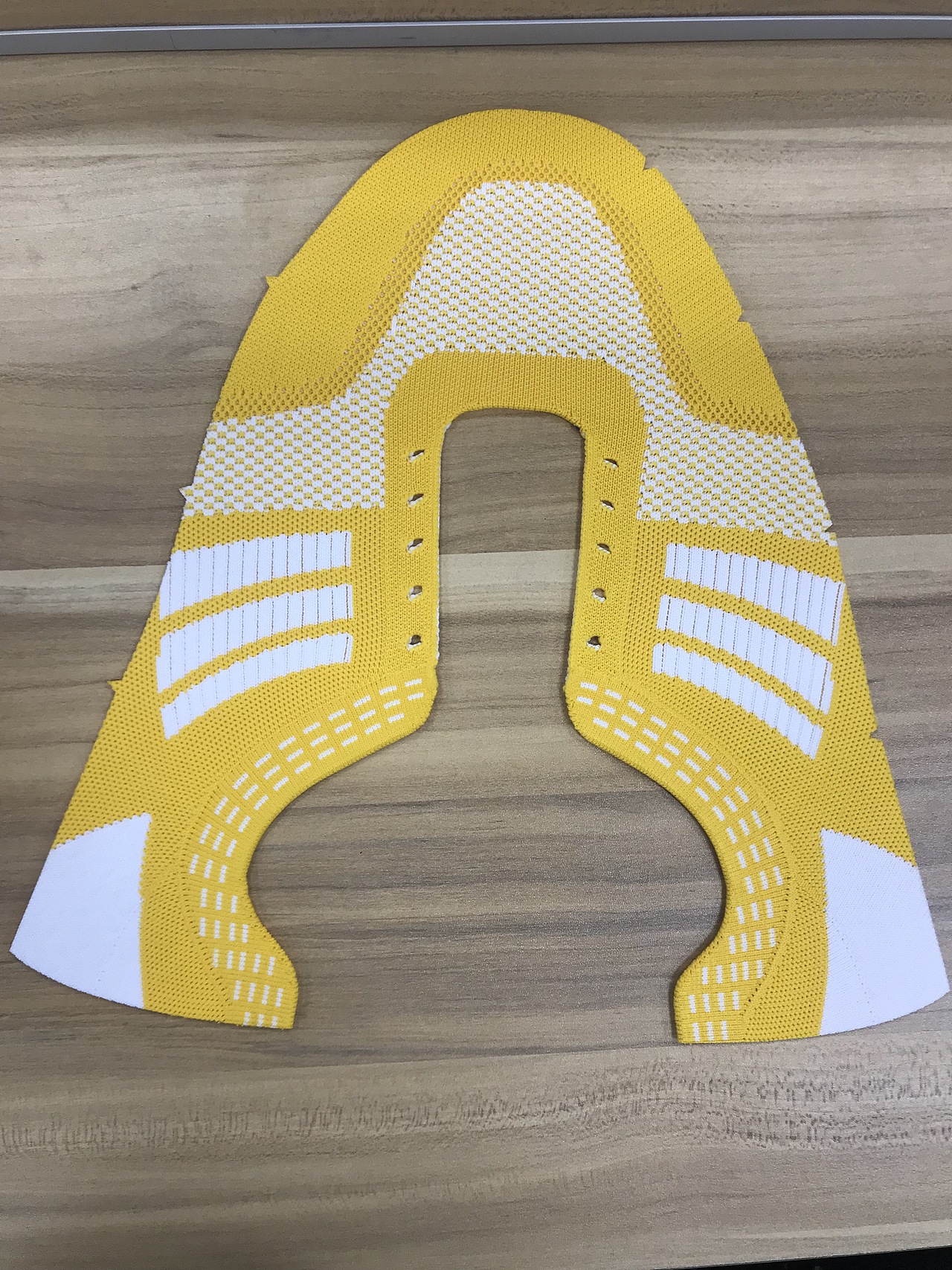 分享收藏鞋材图案设计鞋材纺织鞋面设计工业级产品设计海报关爱自己