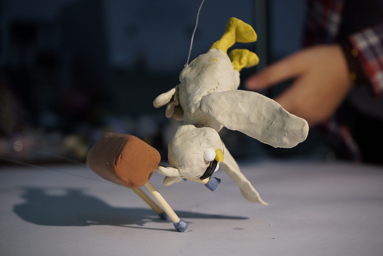 丝线固定在黏土内的骨架上以助做出高难度动作