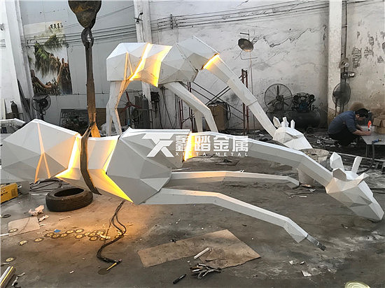 切面长颈鹿不锈钢雕塑 橙红色彩绘内置暖光灯增添童趣