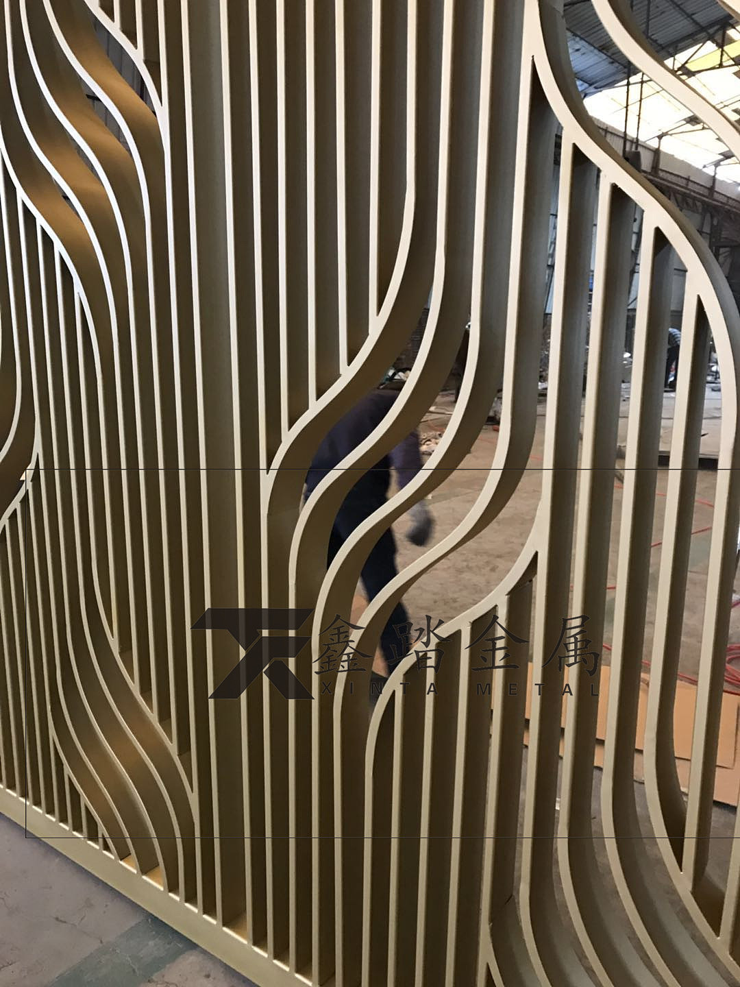 氟碳喷漆镀锌板镂空屏风厚重的色彩运用让实际效果高贵