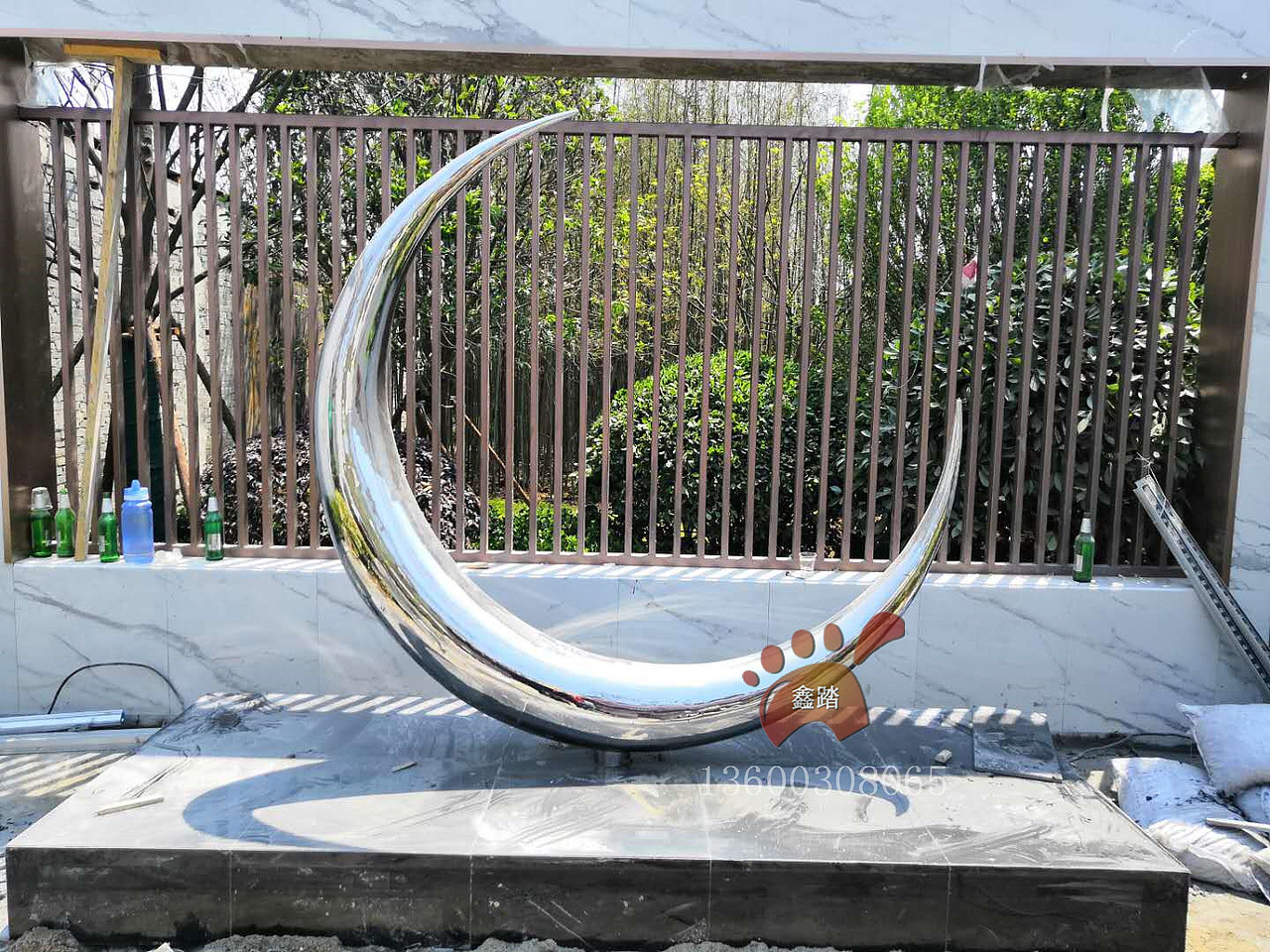 铂悦府不锈钢月牙雕塑展示镜面效果颠覆你的想象
