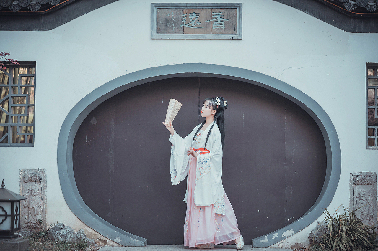 试问卷帘人，却道海棠依旧。（图ZMjQ5MTEyMzI4） - 人像摄影 - 站酷设计师拍照的青山原创素材 - 站酷ZCOOL