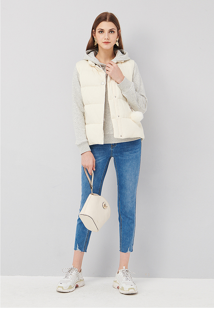 蓝白色系搭配法则在冬季一样可行,配色上在冬日街头更亮眼