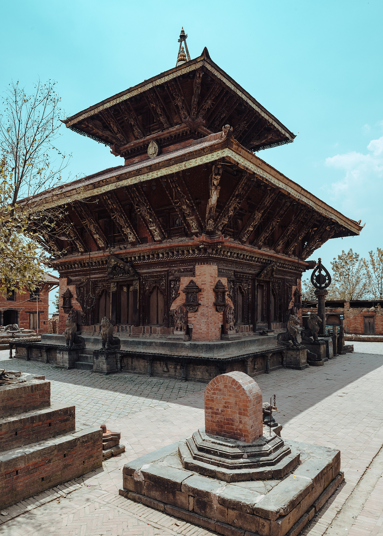 人们凭借五世纪的石刻铭文,确认昌古纳拉扬是加德满都谷地最古老的庙宇。1702年被毁于一场大火之后重建,是著名的世界文化遗产。