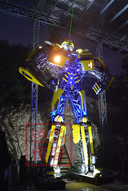 铁的传奇超大型互动式变形金刚亮相