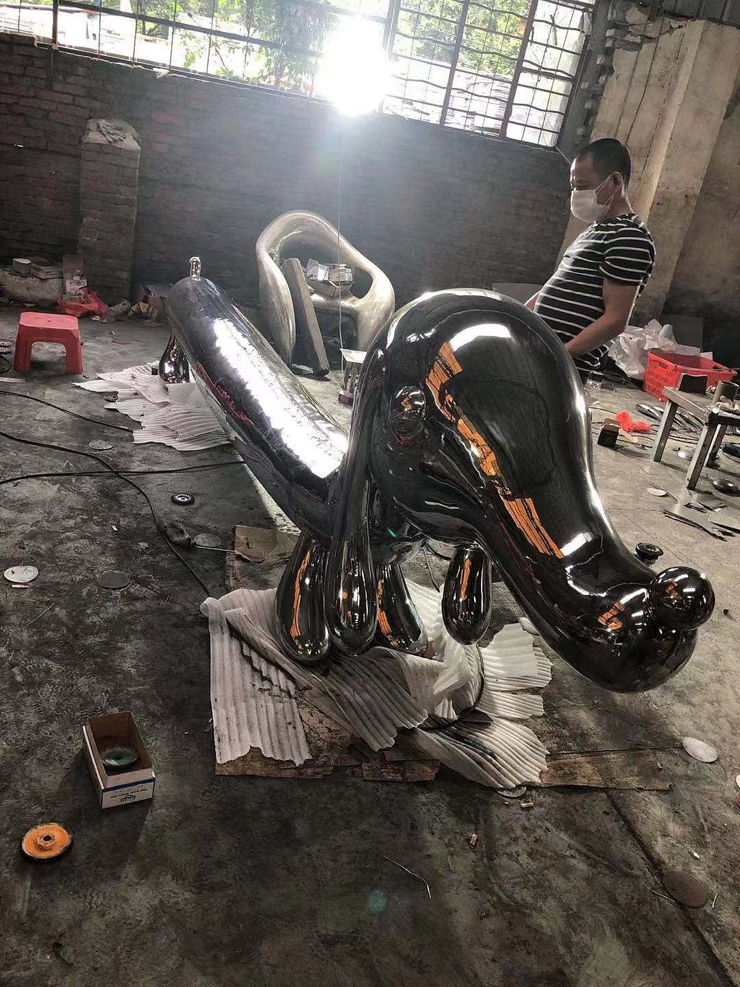 彩色卡通狗不锈钢雕塑 园林景观公园草坪雕塑