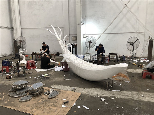 恒大地产示范区不锈钢金属树叶景观雕塑