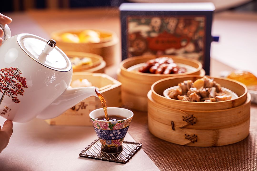 最后说点什么吧:
这个项目刚开始接到的时候<br>我是又害怕又自信的,<br>害怕的是时间太短可能会搞不好,<br>自信的是。。我也不知道自信什么,<br>反正就是很想去尝试一下这样<br>有着丰富内容主题的项目。<br>-<br>从全局把控内容结构、画面排布,<br>到局部重点刻画、人物互动氛围营造,<br>到最后的上颜色等等。<br>过程中,我自己也得到了很大的锻炼,<br>基本上以后再出现这种复杂程度的图,<br>就不会害怕了。<br>-<br>插画师一定要跟着项目去成长,<br>这种成长来得猛烈、痛苦、扎实。<br>有资金雄厚的品牌方、优秀的策划人和设计师、<br>大家配合起来一起做一件事情,<br>比自己闭门造车有趣多了。<br>-<br>-<br>-<br>-<br>好了,<br>本期的产品包装设计和品茶科普顺利完成!<br>茶也陶陶2.0版本也要出来了,<br>不和你们说了,我做logo去了~<br><br><br><br>-<br>-<br>-<br>-<br>The End<br><br>“我之所以选择做设计,<br>是因为我不想把这个世界交给那些无趣的人。”